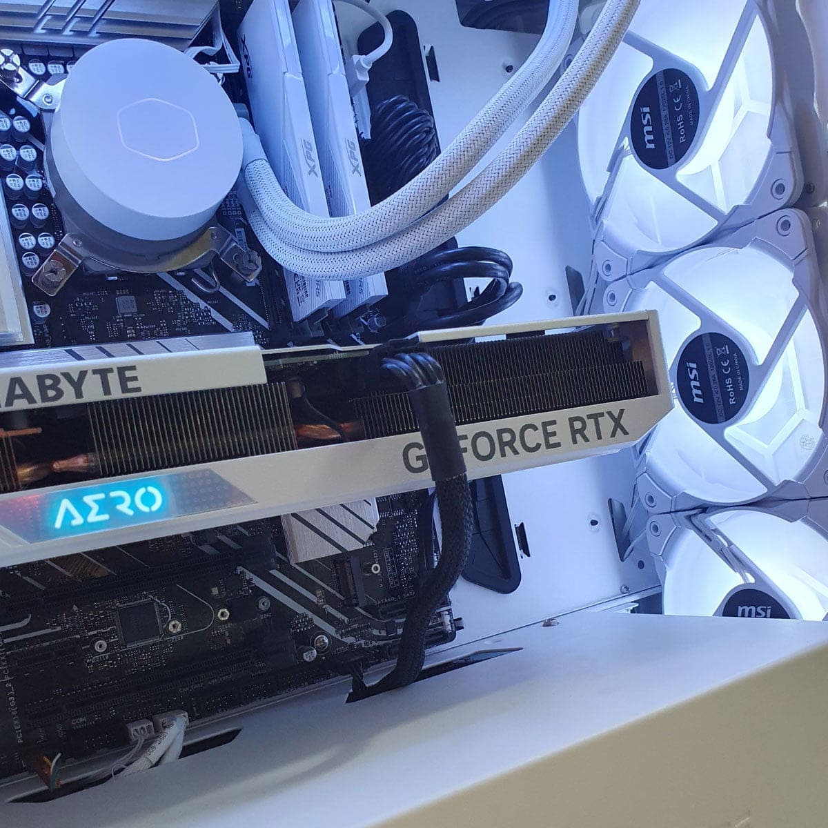 PC Gamer Aero White 4070 i9